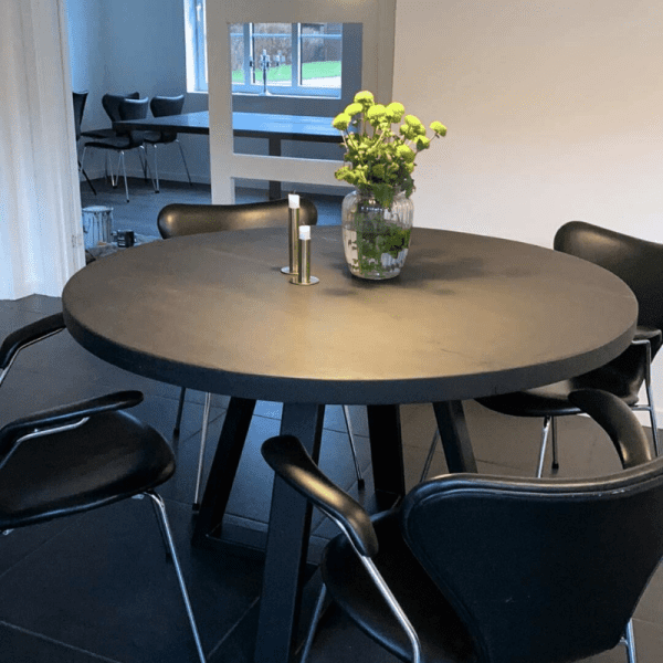 rundt sortlakeret plankebord